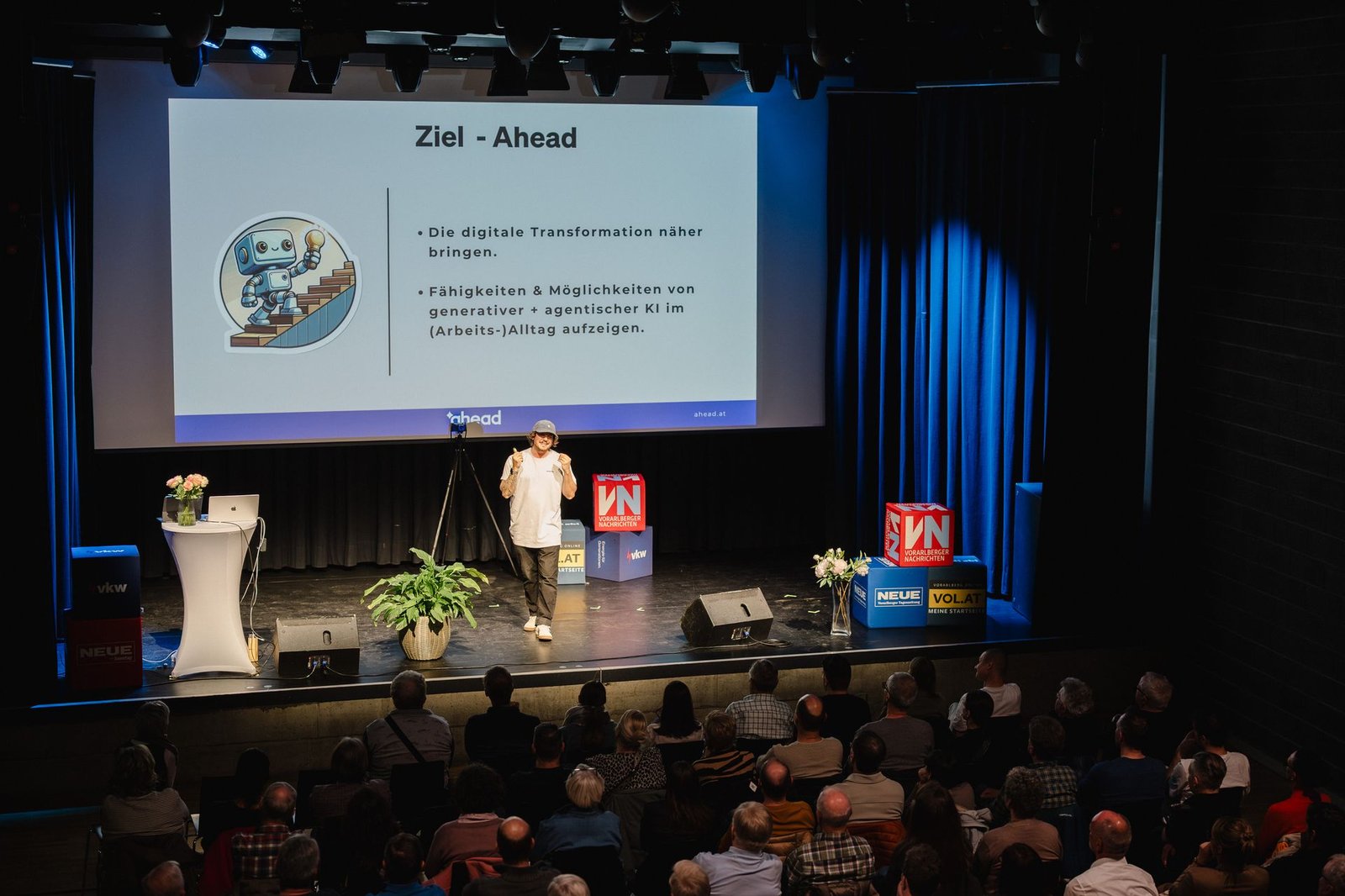 KI-Speaker auf der B&uuml;hne vor Publikum bei ahead Event
