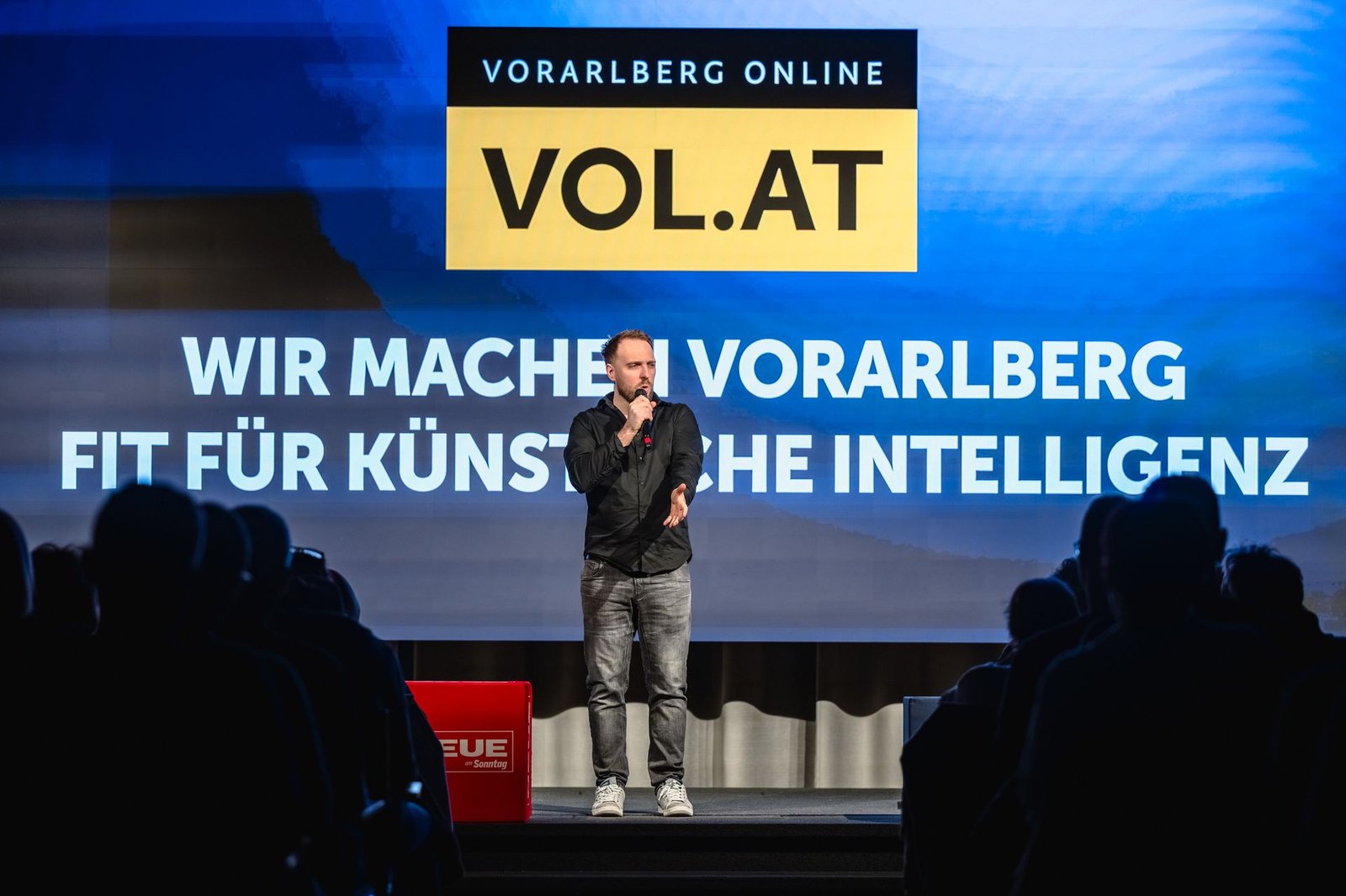 KI-Speaker pr&auml;sentiert auf der B&uuml;hne